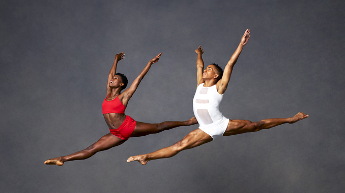 Сцена из балета Alvin Ailey American Dance Theater. Фото – Эндрю Экклс