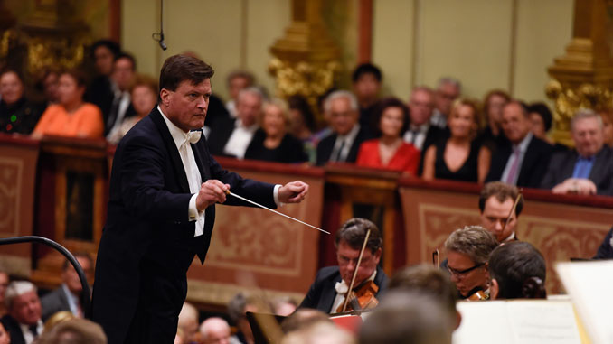 Кристиан Тилеман дирижирует Дрезденской Штаатскапеллой. Концерт в зале Музикферайн 9 сентября 2017 года. Фотография предоставлена пресс-службой Дрезденской Штаатскапеллы