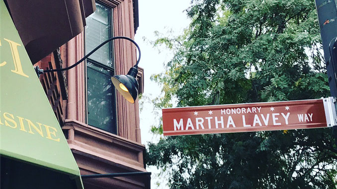 Мемориальная надпись “Путь Марты Лейви” на Halsted Street. Фото – Джоэл Мурман