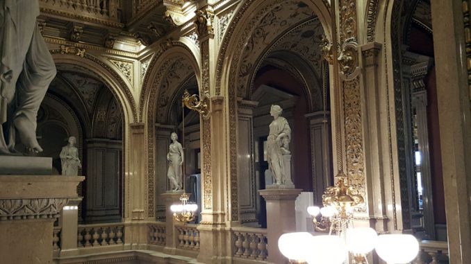 Фойе Венской оперы. Фото автора