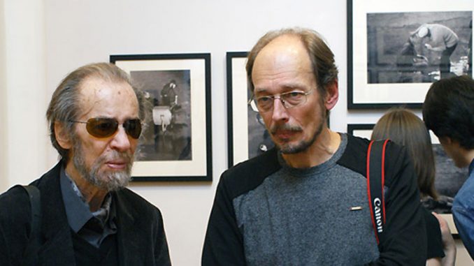 Григорий Верховский и фотограф Сергей Бессмертный на выставке в Русском музее в Санкт-Петербурге.
