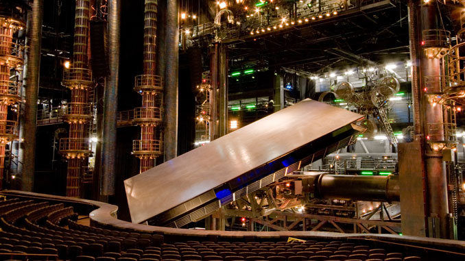 Театр “KÀ”. Фото - Cirque Du Soleil