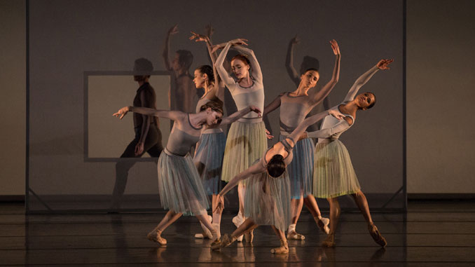 Сцена из балета “Ее записки”. Фото – Розали О’Коннор