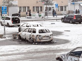 Несколько автомобилей были сожжены во время беспорядков в Ринкебю. Фото: Фредрик Сандберг, TT
