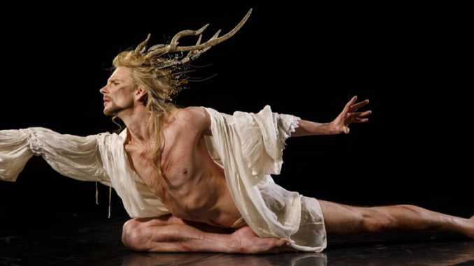 Эдвард Траж в спектакле ”Пигмалион” Opera Atelier. Фото - Брюс Зингер
