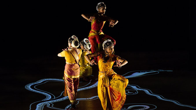 Сцена из спектакля Ragamala Dance Company. Фото – Брюс Палмер