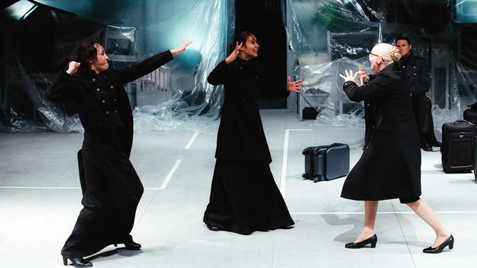 Сцена из спектакля “Три сестры” Новосибирского театра “Красный факел”. Фото – Фрол Подлесный