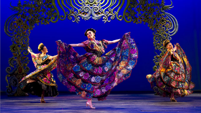 Сцена из спектакля Фольклорного балета Мехико. Фото – courtesy of Ballet Folklórico de México