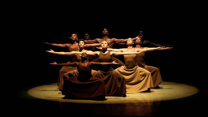 Сцена из композиции “Откровения” Американского театра танца Алвина Эйли. Фото – Пьер Вакхолдер