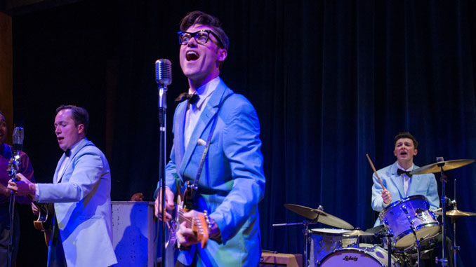 Закари Стивенсон в мюзикле “Buddy - The Buddy Holly Story” (American Blues Theater). Фото – Майкл Бросилоу