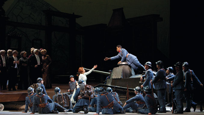 Сцена из спектакля “Дочь полка”. Фото - Марти Сол/Met Opera