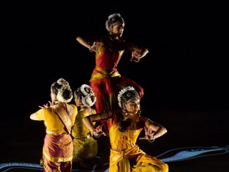 Сцена из спектакля Ragamala Dance Company. Фото - Брюс Палмер