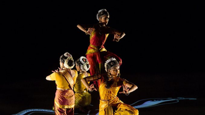 Сцена из спектакля Ragamala Dance Company. Фото - Брюс Палмер