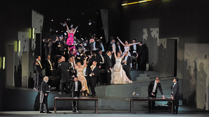 Сцена из спектакля “Манон”. Фото - Карен Олмонд/Metropolitan Opera