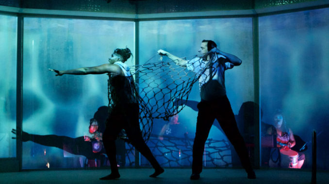 Сцена из спектакля “Tilikum” Sideshow Theatre Company. Фото - Джонатан Грин