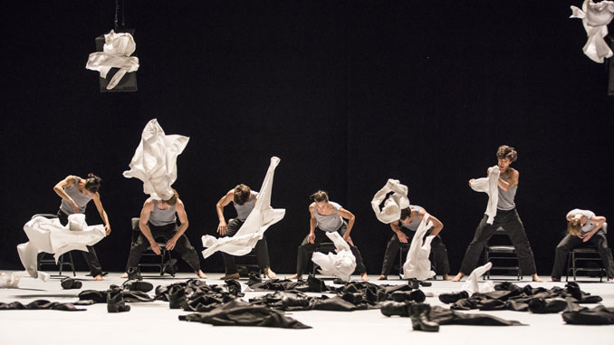 Сцена из балета “Decadance/Chicago” Hubbard Street Dance Chicago. Фото - Dance for Life