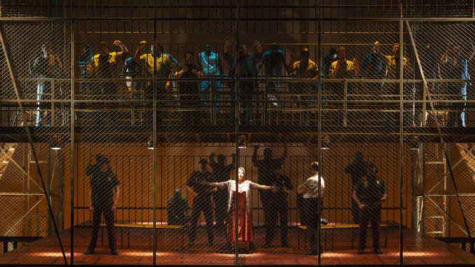 Сцена из спектакля “Мертвец идет” в Хьюстонской опере. Фото - Феликс Санчес