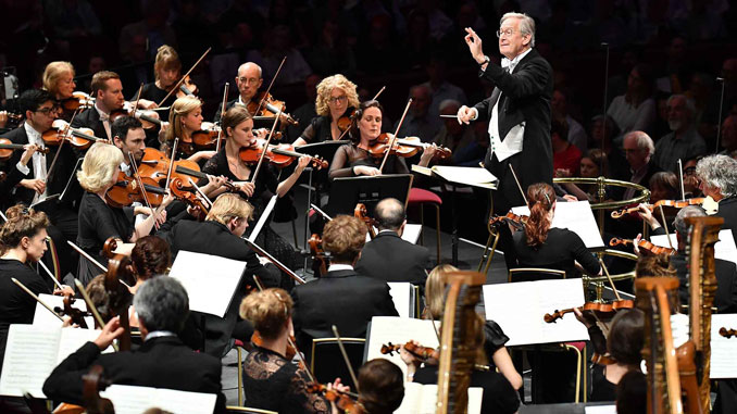 Сэр Дж.Э.Гардинер дирижирует Революционно-романтическим оркестром. Фото - Courtesy of Monteverdi Choir and Orchestra