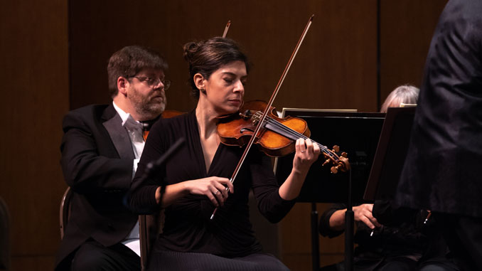 Концертмейстер оркестра “Music of the Baroque” Джина Дибелло. Фото - Эллиот Мандел