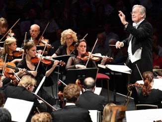 Сэр Джон Гардинер дирижирует Революционно-романтическим оркестром. Фото - Courtesy of Monteverdi Choir and Orchestra