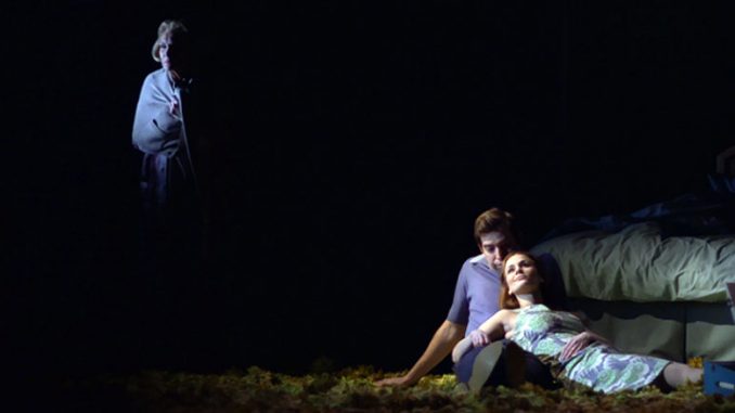 Сцена из спектакля “Lovesong” театра Lyric Hammersmith (Лондон). Фото - https://www.digitaltheatre.com/
