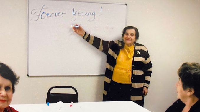 Мария Егуповая учит посетителей центра Forever Young английскому языку. Фото: Forever Young