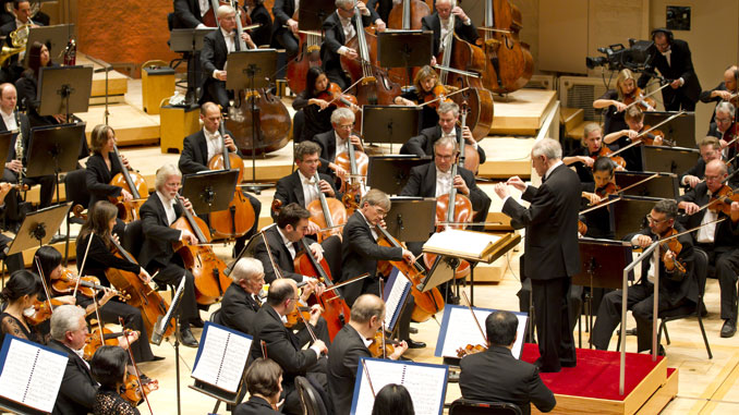 Пьер Булез дирижирует Чикагским симфоническим оркестром. Октябрь 2010 года. Фото - Тодд Розенберг