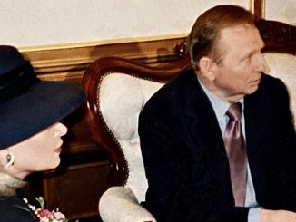 Марта Литас, основатель центра Forever Young, на совещании с бывшим президентом Украины Леонидом Кучма. Фото: Л. Литас