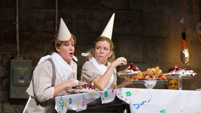 Кристина Шефер и Элис Кут в спектакле “Гензель и Гретель”. Фото - Кен Ховард/Met Opera