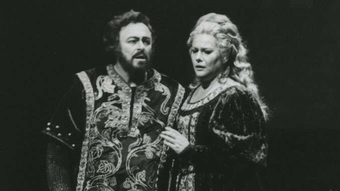 Ева Мартон и Лучано Паваротти в спектакле “Трубадур”. Фото - Met Opera Archive