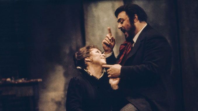 Рената Скотто и Лучано Паваротти в спектакле “Богема”. Фото - Met Opera Archive