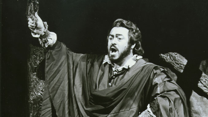 Лучано Паваротти в спектакле “Риголетто”. Фото - Хеффернан (Met Opera Archive)