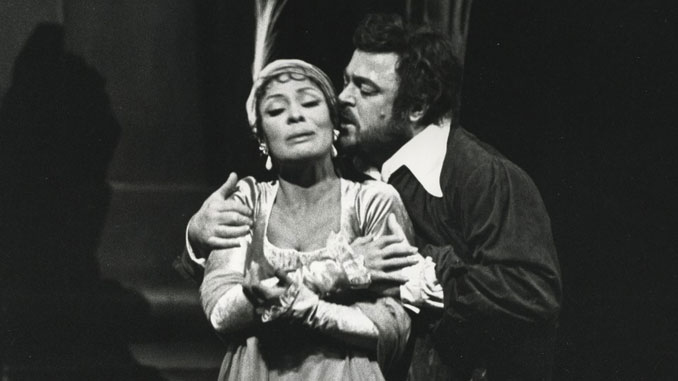 Ширли Верретт и Лучано Паваротти в спектакле “Тоска”. Фото - Хеффернан (Met Opera Archive)