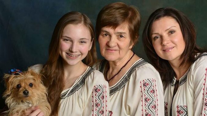 Нина Лужанская, бывший педагог, с дочерью – врачом Натальей Омельченковой и внучкой Лизой. Фото: Н. Лужанская