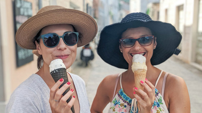 Агнешка Займон, польский директор Центра, с сестрой Касией Займон едят мороженое в Хорватии. Фото: А. Займон