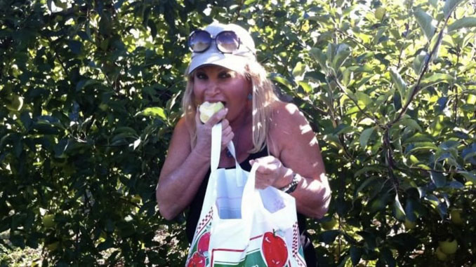 Любимое занятие Марты Литас, основателя Центра Forever Young, сбор урожая осенних яблок. Фото: Л. Литас