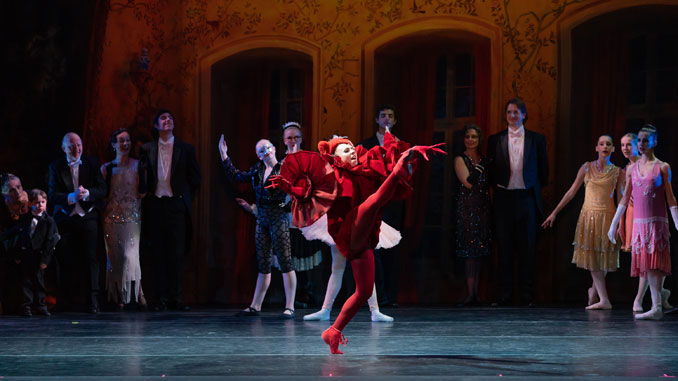 Сцена из балета “Щелкунчик”. Фото - Дэн Свинсон