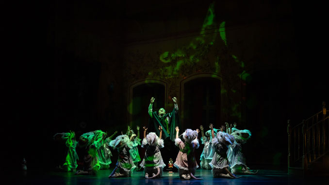 Сцена из балета “Щелкунчик”. Фото - Дэн Свинсон
