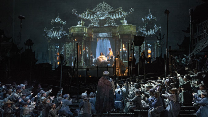 Сцена из спектакля “Турандот”. Фото - Марти Сол/Metropolitan Opera