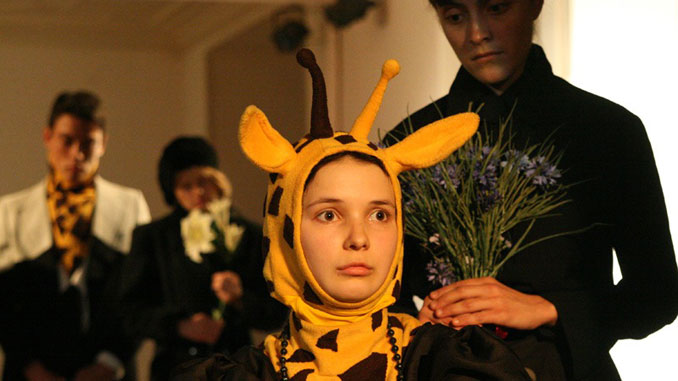 Сцена из спектакля “Смерть жирафа”. Фото - kino-teatr.ru