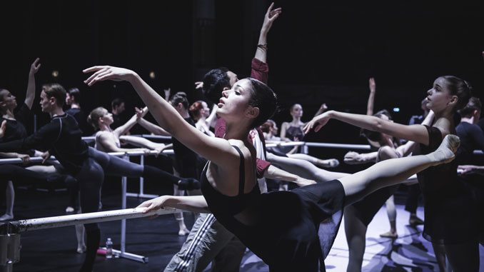 Марина Апанасенко и артисты Киевского балета. Фото - Kyiv City Ballet
