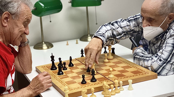 Активные игры, такие как шахматы, требуют концентрации и приводят к здоровому разуму, как может подтвердить Феликс Гросман (слева). Фото: Л. Литас