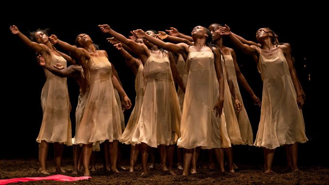 Сцена из балета “Весна священная”. Фото - Маартен Ванден Абееле