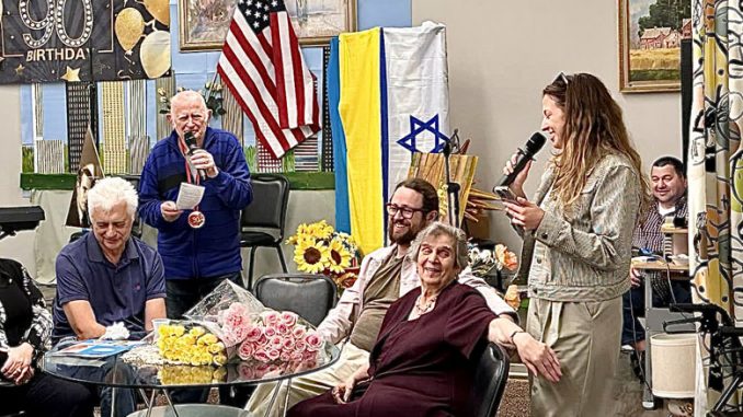 Только несколько дней после Еврейского нового года, Рош-а-Шаны, Владимир Хананаев праздновал свой 90-летний юбилей со своей семьей и со всем Центром. Желаем ему прекрасного начало нового 91-го года! Фото: Forever Young