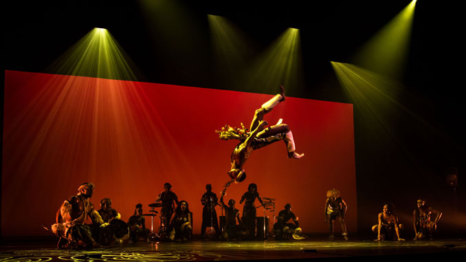 Сцена из представления “Step Afrika!”. Фото - Уильям Перриджен