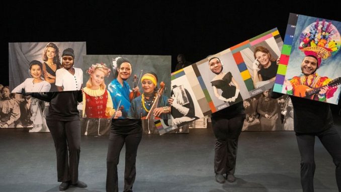 Сцена из спектакля “Большая панорама”. Фото - Chicago International Puppet Theater Festival