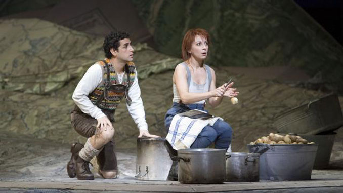 Хуан Диего Флорес и Натали Дессе в спектакле “Дочь полка” (Метрополитен- опера, апрель 2008 года). Фото - Метрополитен-опера