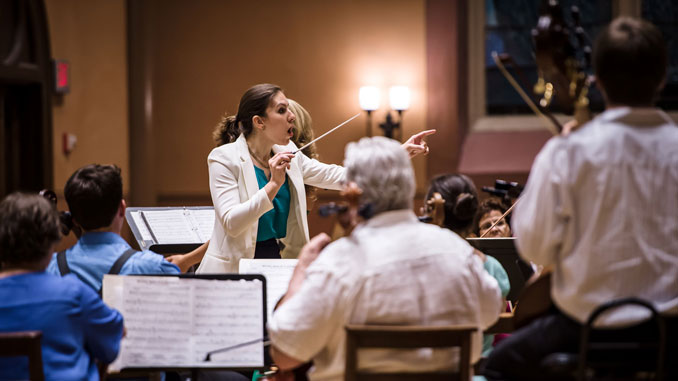 Лидия Янковская дирижирует Refugee Orchestra. Фото - Скотт Бамп