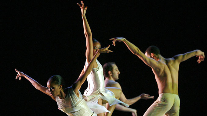 Сцена из спектакля Alonzo King LINES Ballet. Фото - Getty Images