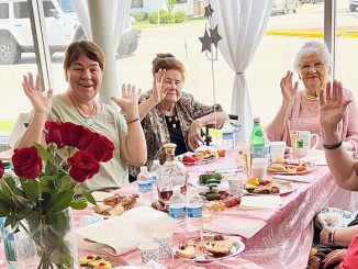 Все посетители Центра Forever Young – одна большая семья, которая отмечает все праздники и юбилей вместе, как Зинаида Горбунова, которая празднует здесь свое 90-летия со всеми её друзьями в Центре. Фото: Л. Литас